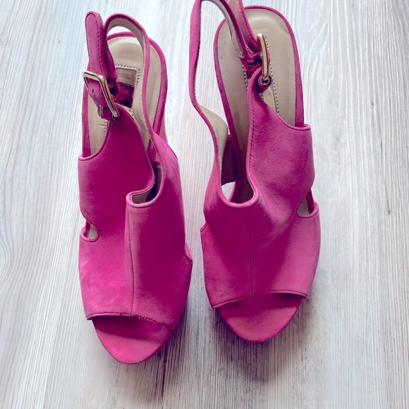 Super cute hot pink suede wedge! Worn once. Size 6.           5"heel 1"platform - Picture 3 of 5